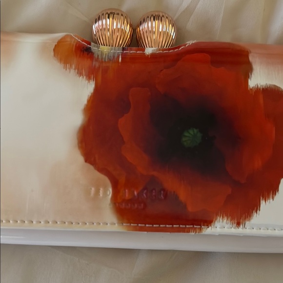 Elegant Floral Clutch in White and Red - Picture 2 of 6